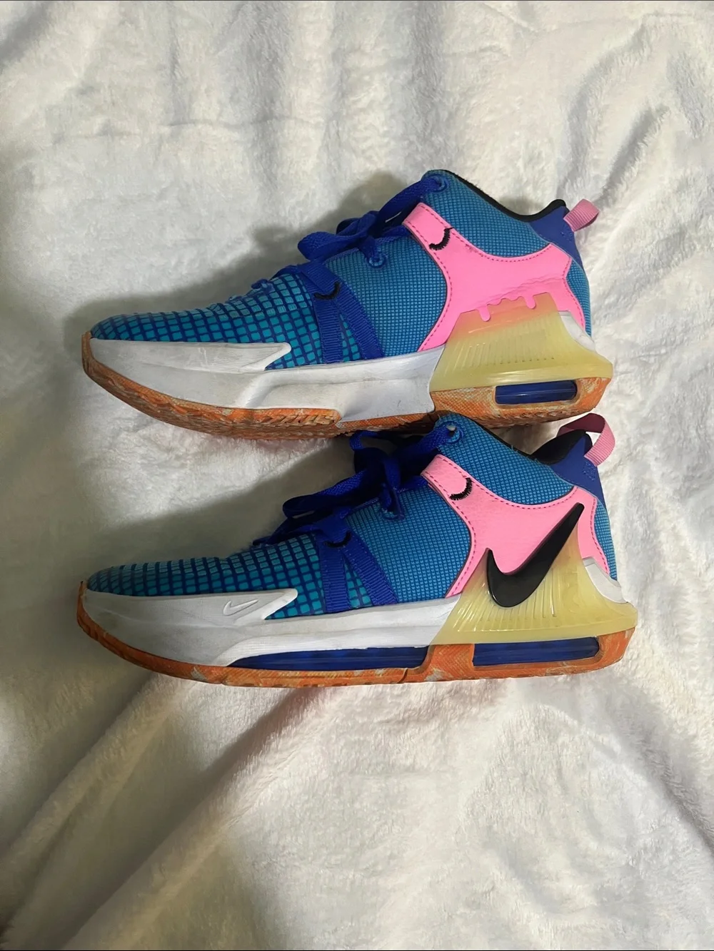 Nike Lebron Witness VII big kids basketball shoes